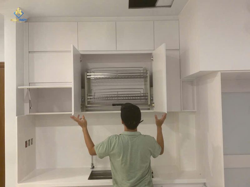 Kiểm tra tủ bếp và phụ kiện trước khi bàn giao công trình