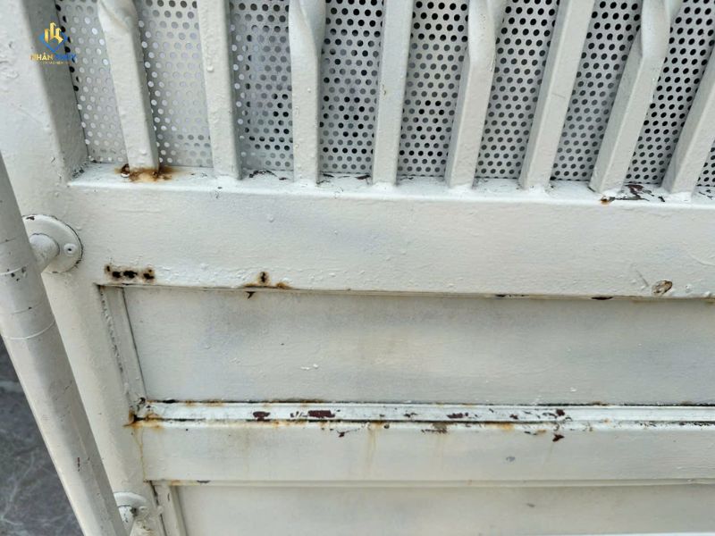 Vị trí rỉ ở mối hàn cổng sắt trước khi xử lý bề mặt