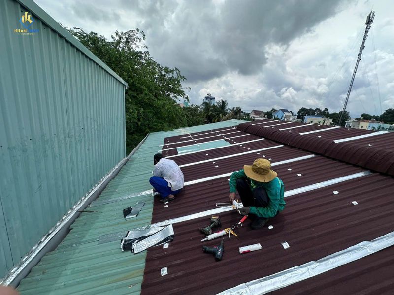 Thợ Nhân Thủy xử lý chống dột trên mái tôn nhà xưởng