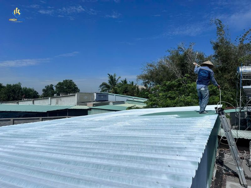 Thi công sơn chống nóng mái tôn nhà xưởng tại Bình Tân