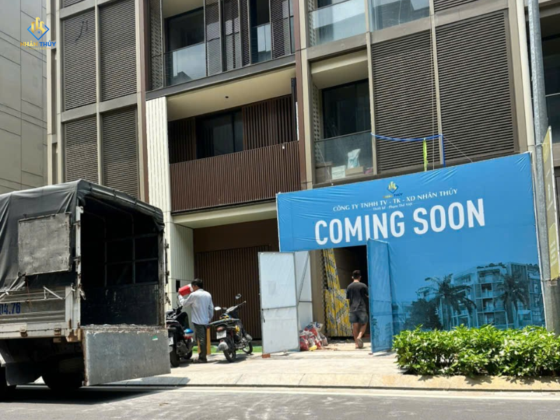 Mặt trước công trình nhà phố The Global City quận 2 với bảng thi công của Công ty Nhân Thủy