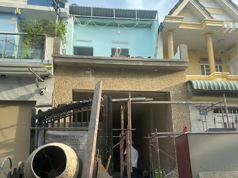 Mặt tiền nhà 579 Lê Hồng Phong trong giai đoạn sơn hoàn thiện