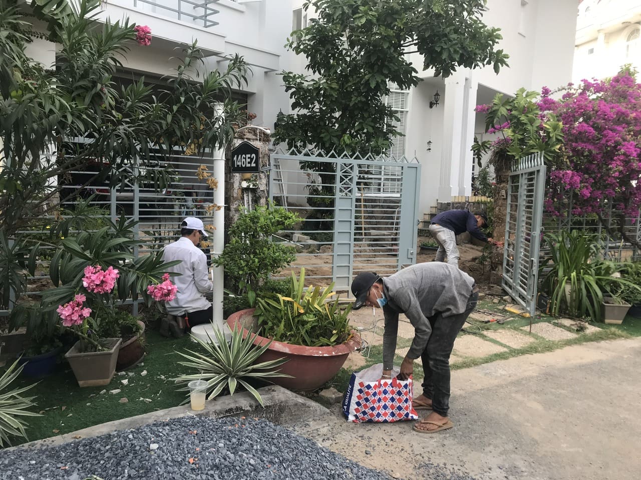 Mặt ngoài biệt thự tại Thảo Điền trước và sau khi Nhân Thủy cải tạo