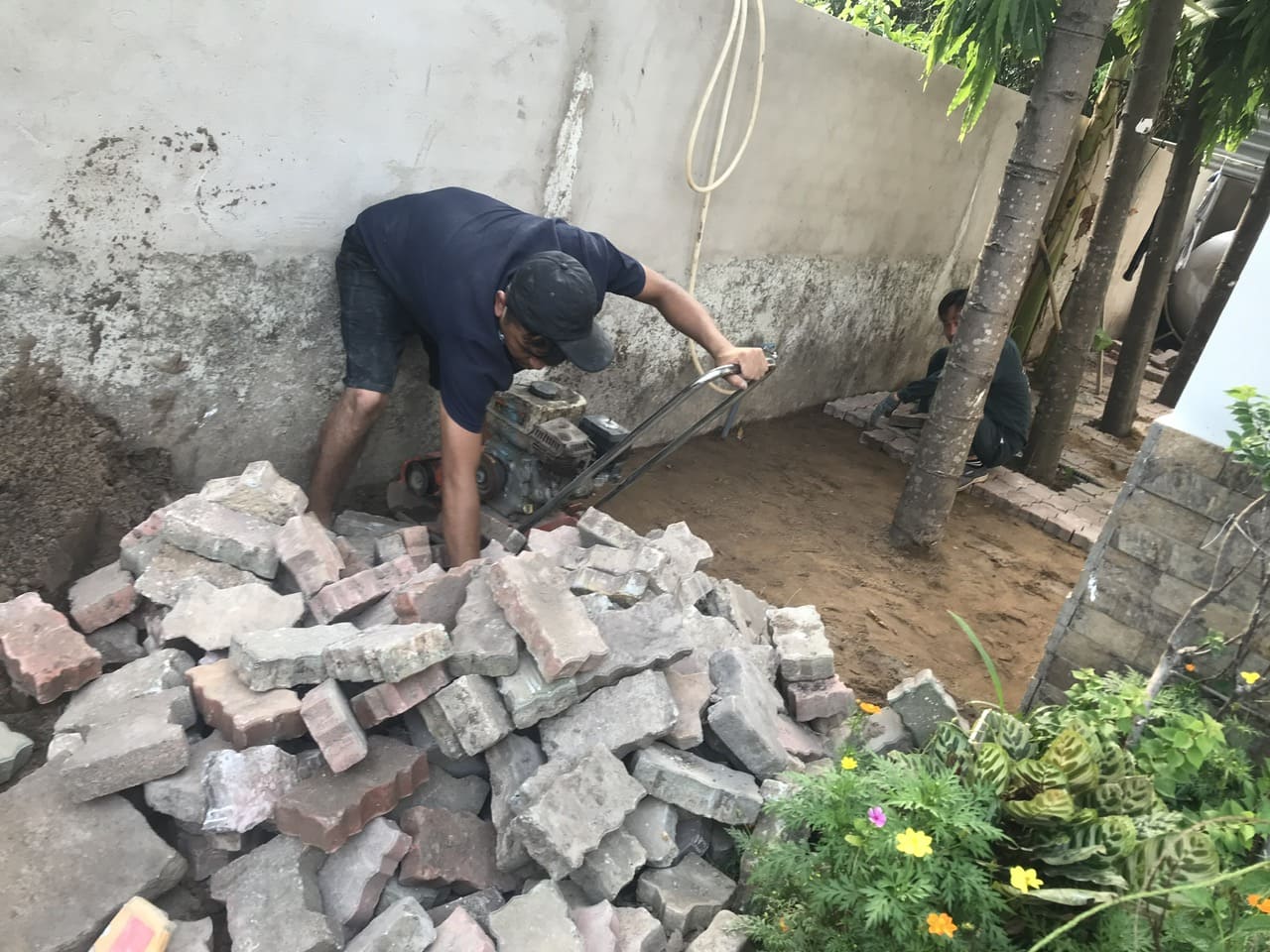 Thợ Nhân Thủy đang cải tạo một căn nhà phố tại khu vực quận 2, TP Thủ Đức