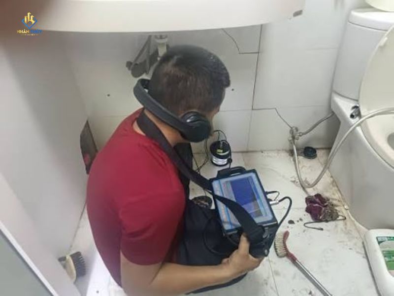 Thợ Nhân Thủy dò điểm rò trên tuyến ống nước âm tường nhà vệ sinh