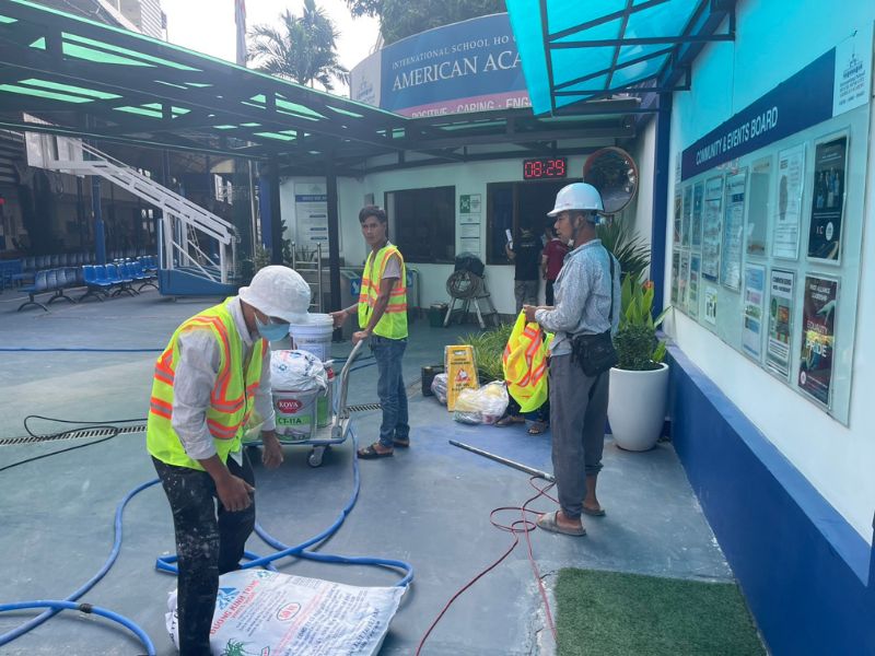 Đội thi công Xây dựng Nhân Thủy tại một công trình sửa nhà ở TP.HCM