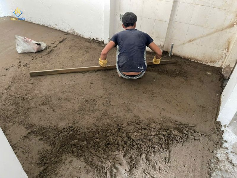 Đội thi công Nhân Thủy thực hiện hạng mục cải tạo bếp thực tế