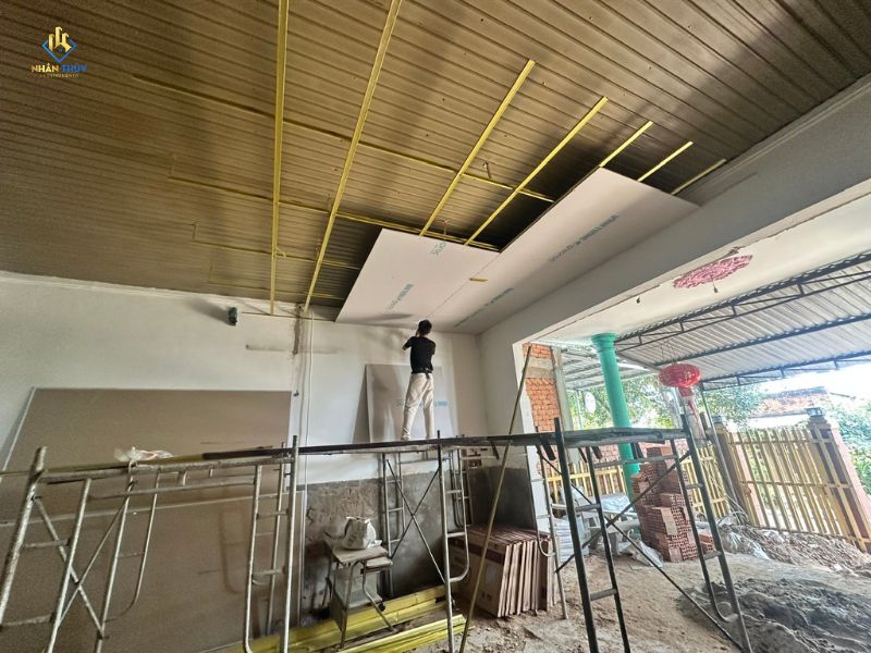 Thi công trần thạch cao tại công trình cải tạo nhà Long Thành