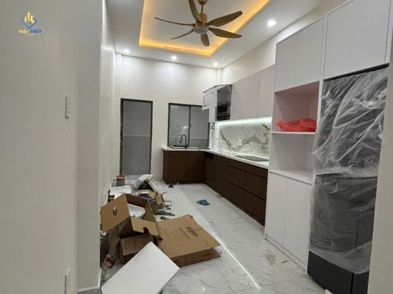 Không gian bếp nhà anh chị Vân Linh sau khi lắp tủ và mặt đá