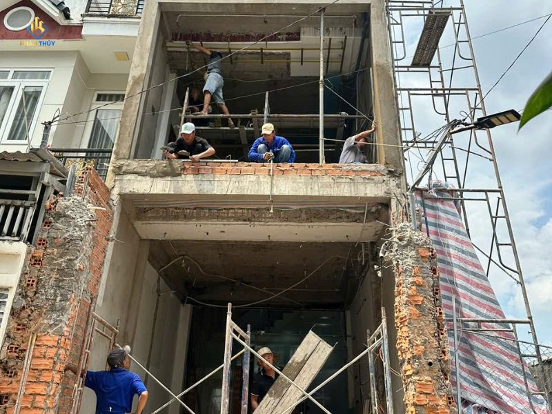 Mặt tiền văn phòng SDKD trong quá trình cải tạo kết cấu