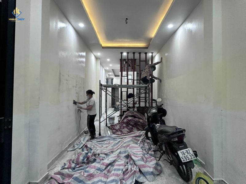 Cửa và lan can cũ được giữ lại khi cải tạo nhà