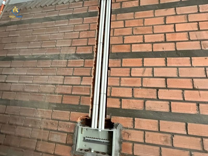 Thợ Nhân Thủy đi dây điện âm tường và lắp đặt thiết bị điện tại công trình