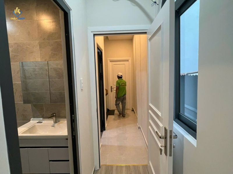 Hành lang và nhà vệ sinh nhà anh Mến tại Quận 8 sau cải tạo