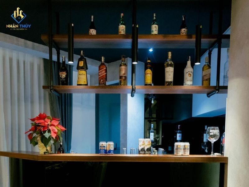 Hệ kệ chai phía sau quầy bar Frankies