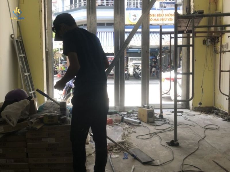 Hiện trạng bên trong công trình đang được cải tạo tại Phú Nhuận