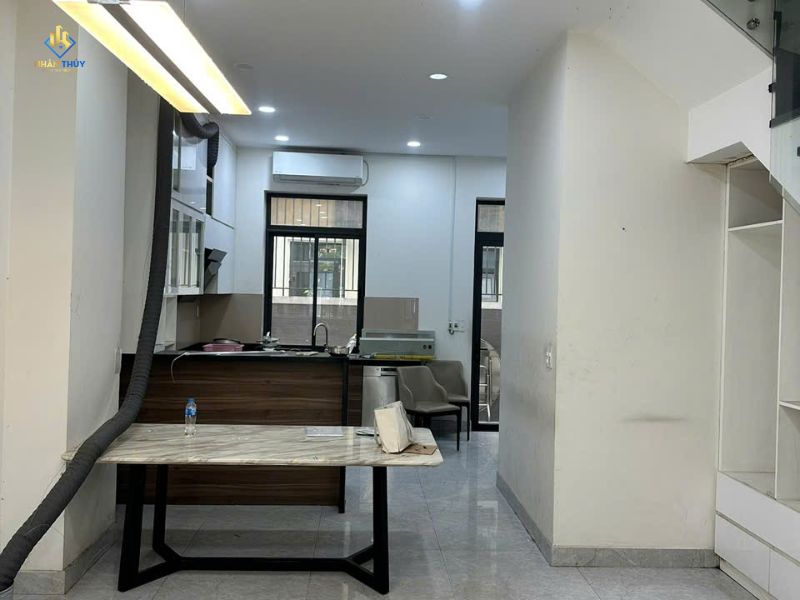 Không gian tầng 1 nhà chị Trinh trước khi sơn lại