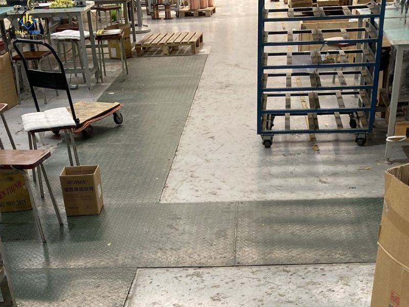 Hiện trạng nền bên trong nhà xưởng trước khi lựa chọn phương án cải tạo
