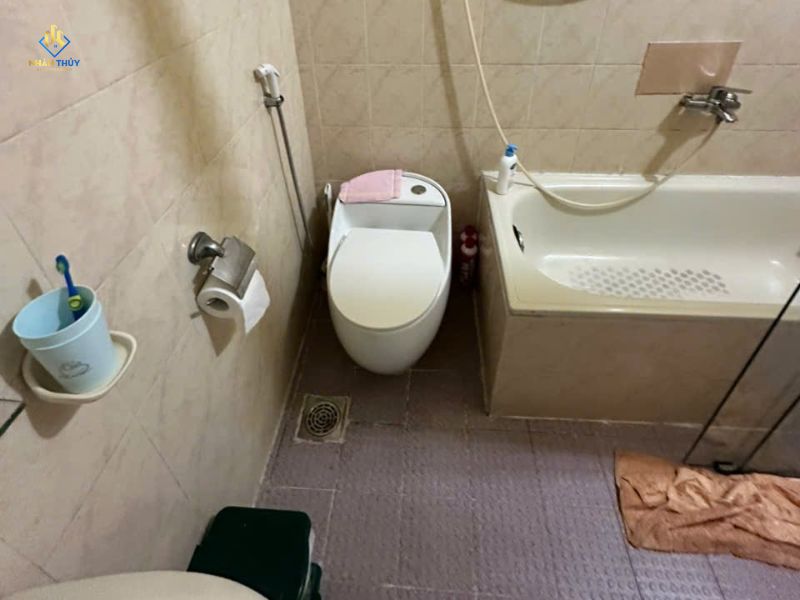 Vết thấm và lớp hoàn thiện xuống cấp tại nhà vệ sinh trước khi sửa