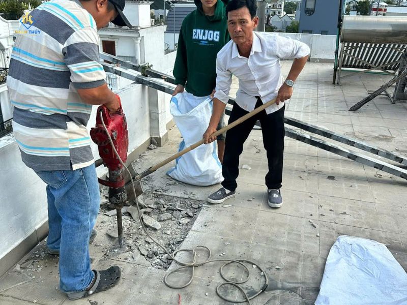 Hiện trạng sân thượng trước khi tháo lớp hoàn thiện