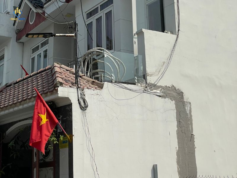 Mảng tường bong lớp vữa và trần bị thấm tại một căn nhà ở Quận 10 trước khi xử lý