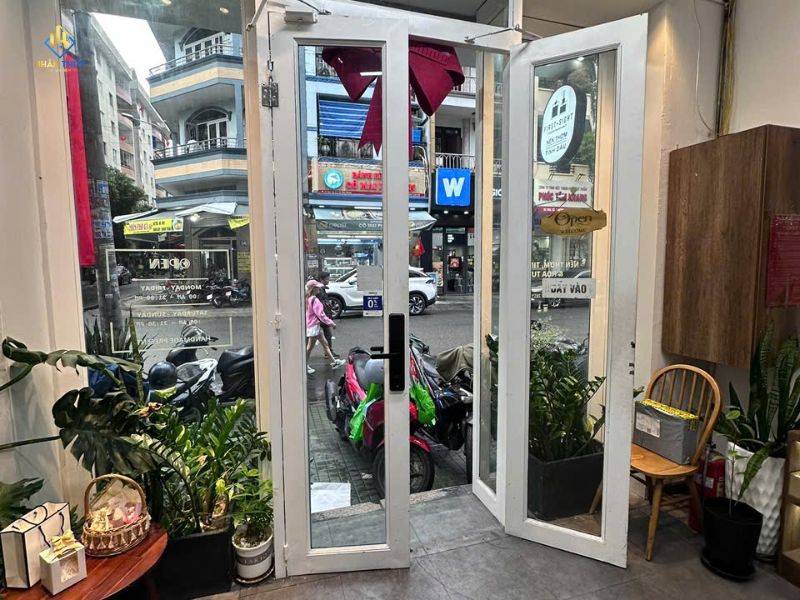 Cửa kính mặt tiền showroom sáp nến tại Phú Nhuận