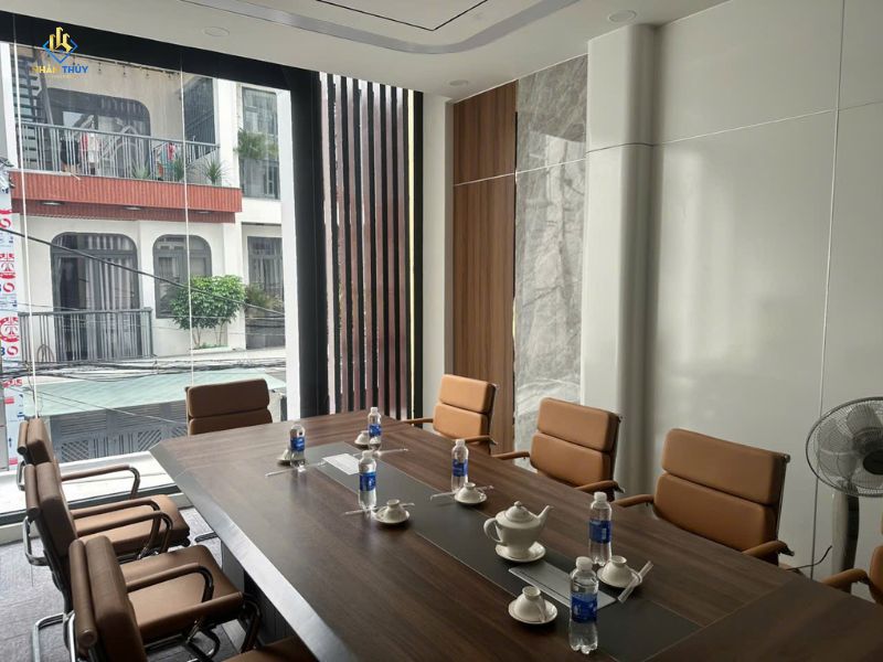 Thợ Nhân Thủy lắp đặt vách và nội thất văn phòng