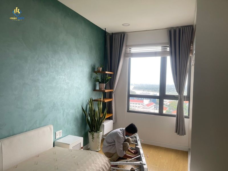 Thợ hoàn thiện phòng ngủ có mảng tường xanh tại Masteri Thảo Điền