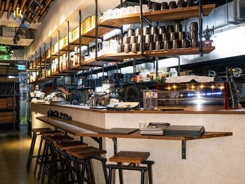 Quầy bar và hệ kệ nhà hàng Frankies sau hoàn thiện