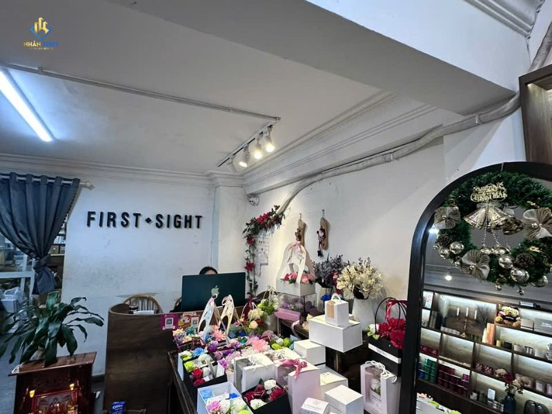 Hệ chiếu sáng và tường nhận diện showroom FIRST SIGHT