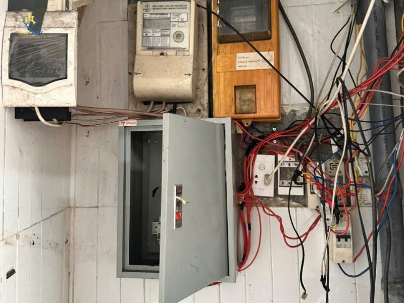 Hộp điện nằm tại khu vực tường bị ẩm