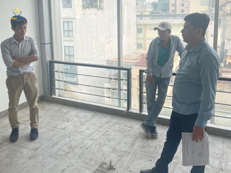 Kỹ thuật viên Nhân Thủy đo hiện trạng trước khi lập báo giá sửa nhà