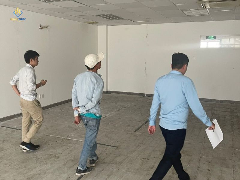 Kỹ thuật Nhân Thủy kiểm tra cột và móng hiện trạng trước khi tư vấn nâng tầng