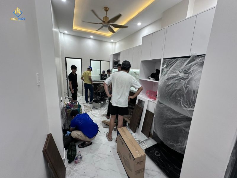 Kỹ thuật viên Nhân Thủy khảo sát khu chậu rửa và thoát sàn bếp trước khi báo giá