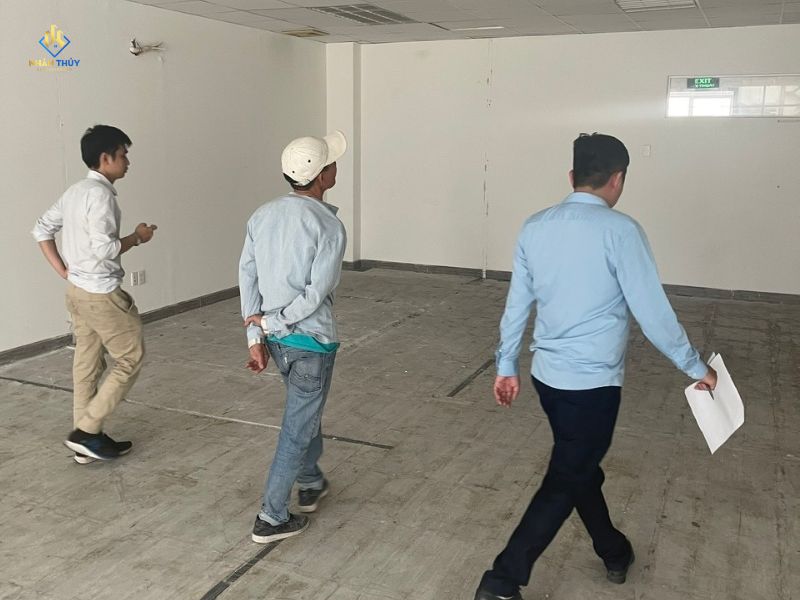 Nhân Thủy khảo sát hiện trạng nhà cũ trước khi xác định phương án cải tạo