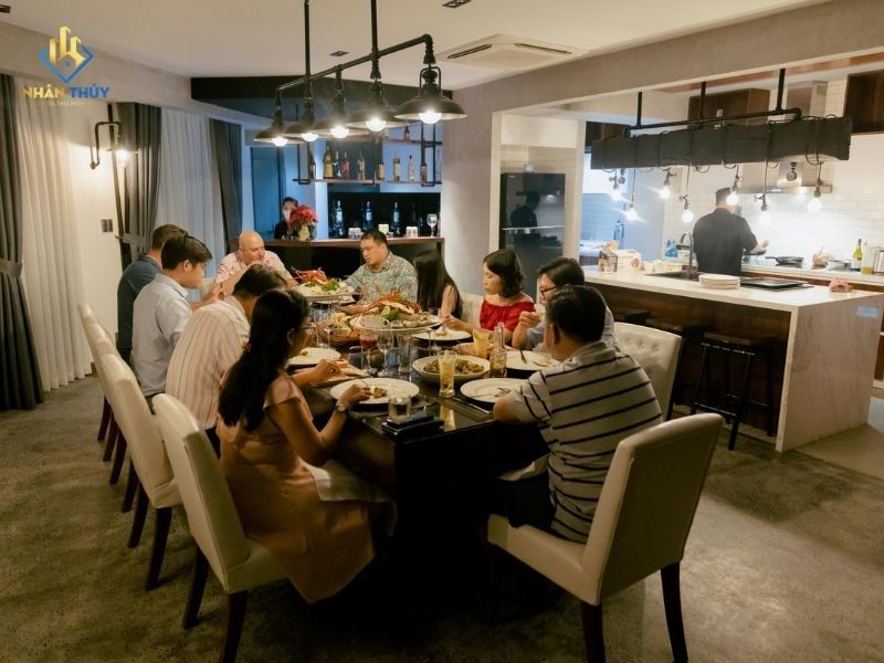 Không gian ăn uống và bếp mở tại Frankies