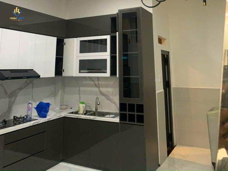 Không gian bếp nhà chị Oanh sau cải tạo nhìn từ lối vào