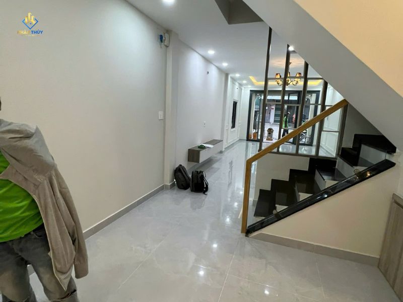 Khu vực cầu thang nhà anh Mến sau khi sơn dặm vá