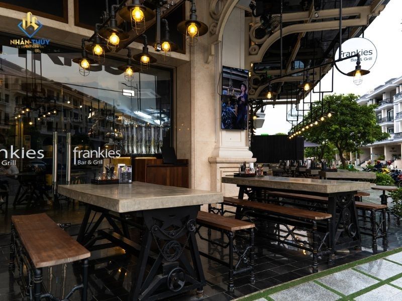 Khu vực mặt tiền kính và bàn ngoài trời Frankies Bar & Grill