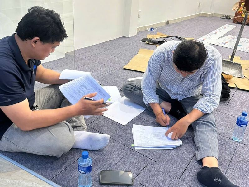 Thợ Nhân Thủy kiểm tra hạng mục trong quá trình sửa nhà trước khi hoàn thiện