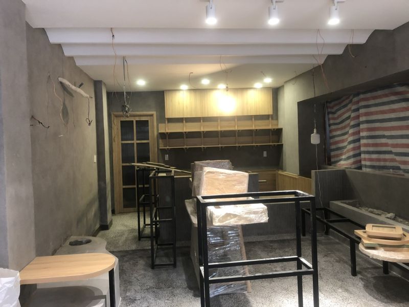 Thợ Nhân Thủy kiểm tra hạng mục trong quá trình sửa nhà trước khi hoàn thiện