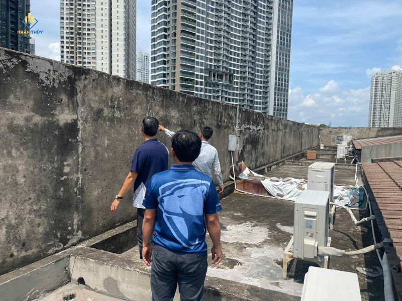 Kỹ thuật viên kiểm tra tường ngoài trời bị ố đen và xuống cấp