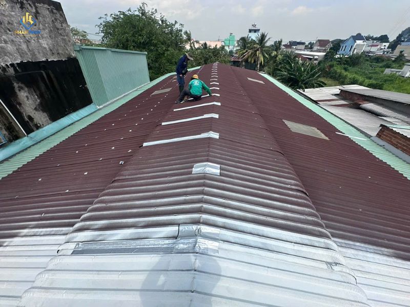 Thợ Nhân Thủy kiểm tra và xử lý các vị trí nối trên mái tôn nhà xưởng