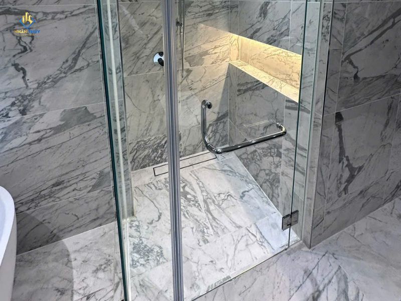 Kiểm tra khả năng thoát nước sàn nhà vệ sinh trước khi bàn giao