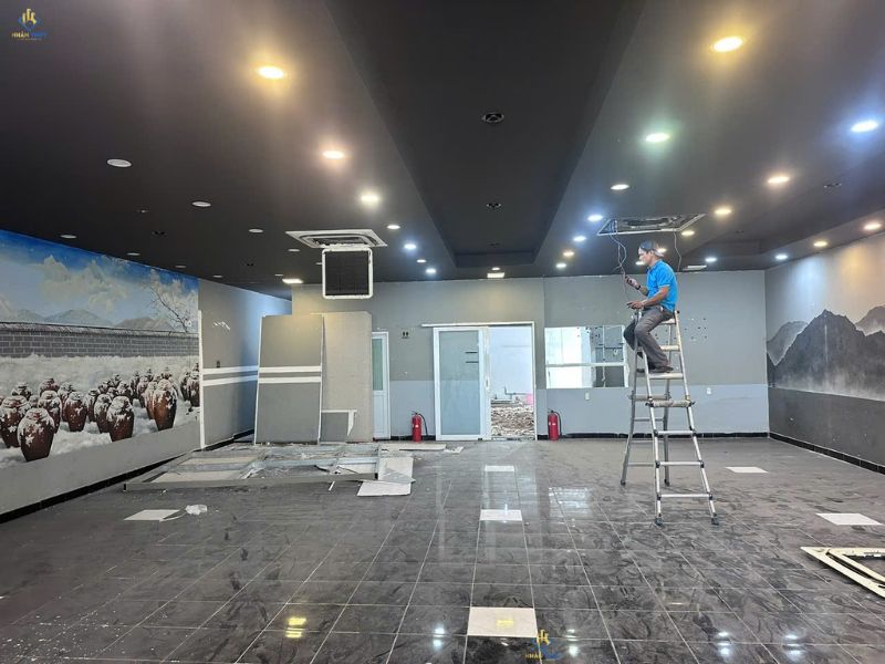 thợ điện đang kiểm tra hệ thống điện