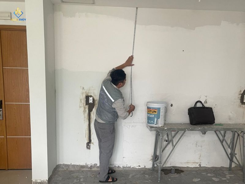 Kỹ thuật viên Nhân Thủy đo hiện trạng để bóc khối lượng cho công trình tại Quận 9