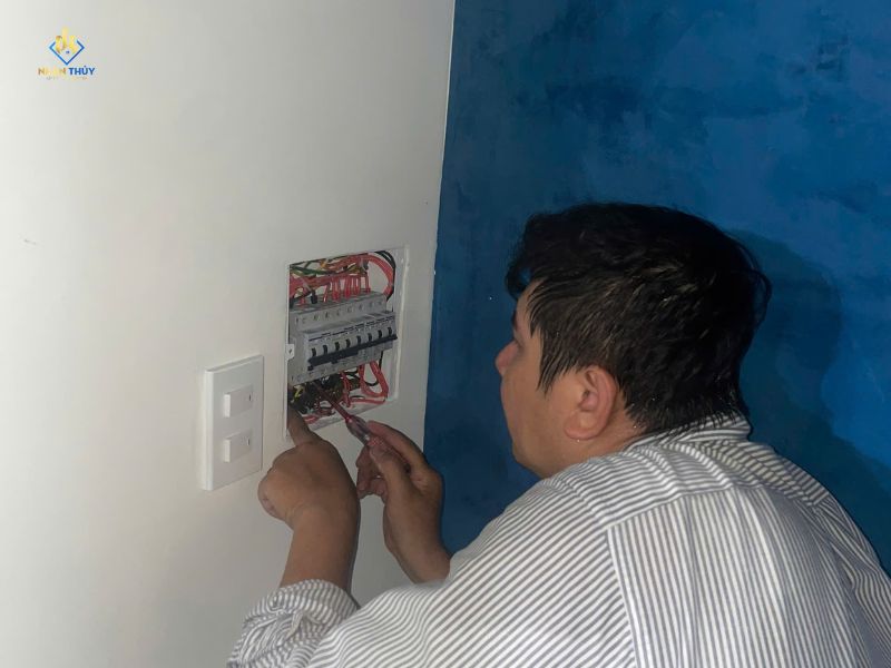 Kỹ thuật viên sử dụng thiết bị đo để kiểm tra hệ thống điện