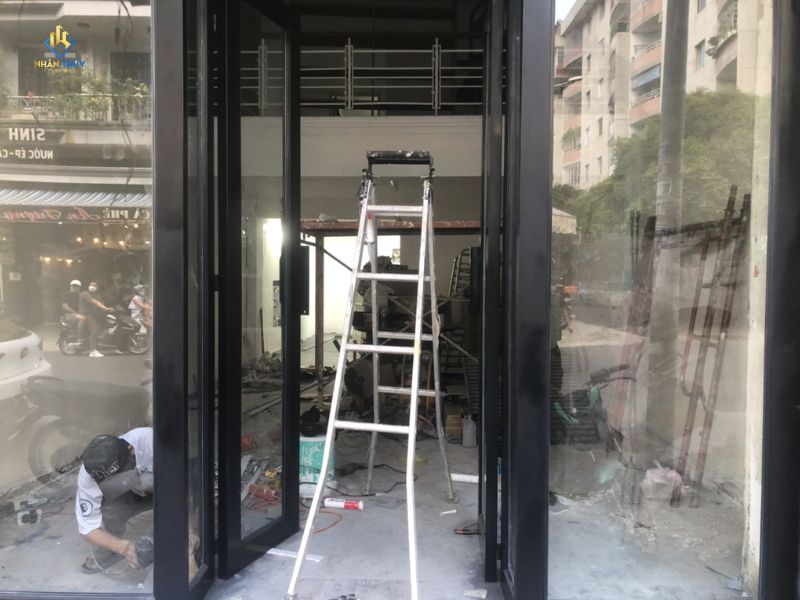 Hệ cửa kính mặt tiền showroom đang được lắp đặt tại Phú Nhuận