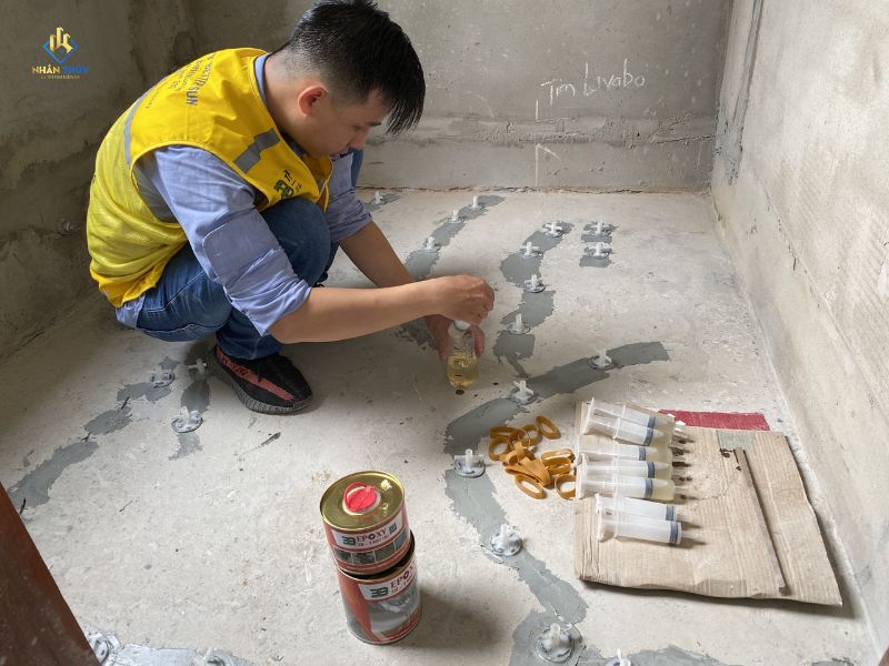 Các đầu bơm epoxy được bố trí dọc đường nứt bê tông