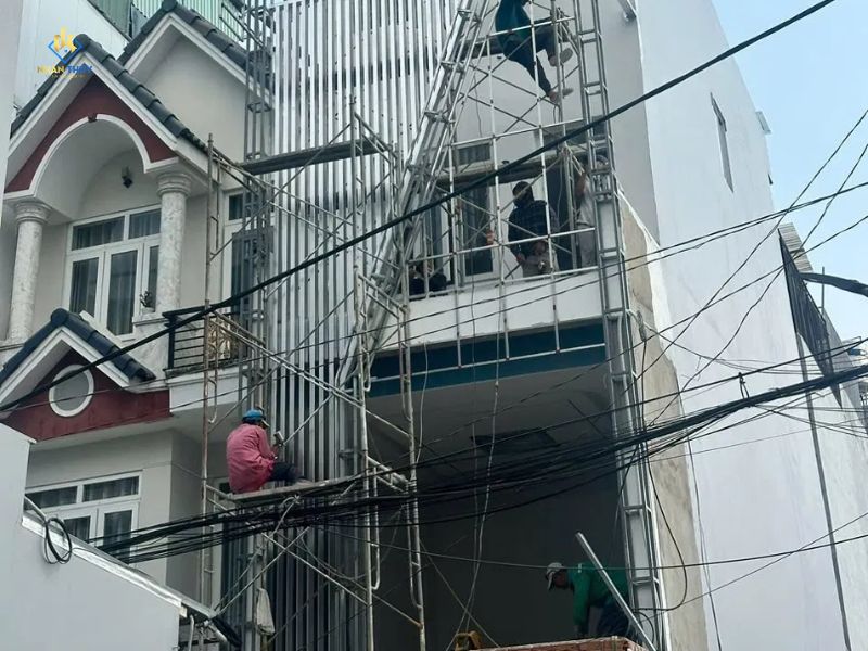 Lắp hệ lam trang trí sắt hộp và hoàn thiện lớp ngoài mặt tiền văn phòng
