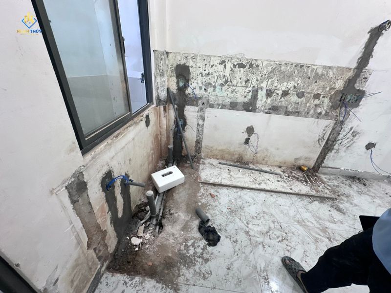 Tường bếp mốc trở lại sau khi chỉ sơn đè mà không xử lý thấm